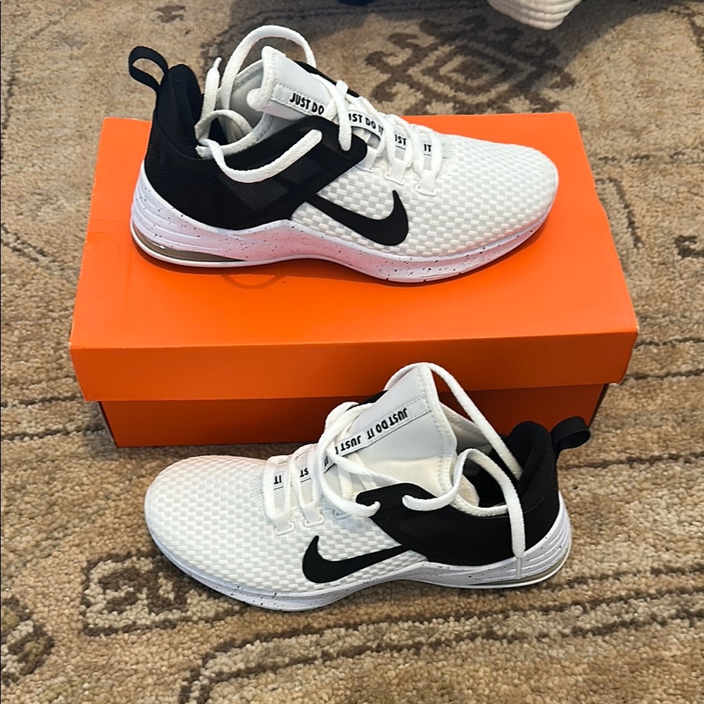 Nike Air Max Bella TR2 Sz. 7